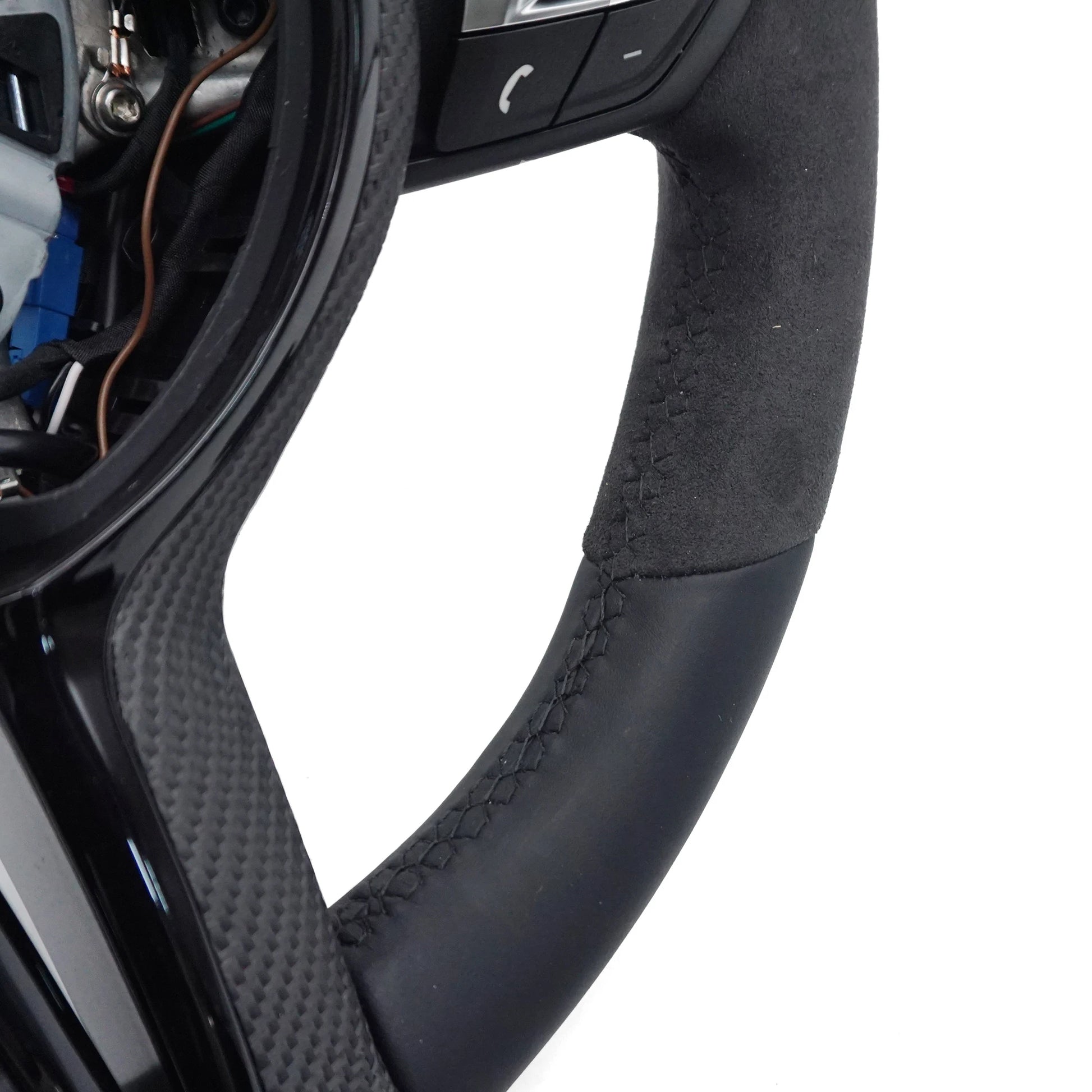 alcantara,leder lenkrad in schwarz mit carbon spange