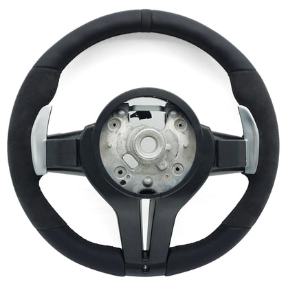 alcantara,leder lenkrad in schwarz mit carbon spange, schaltwippen sind zu sehen